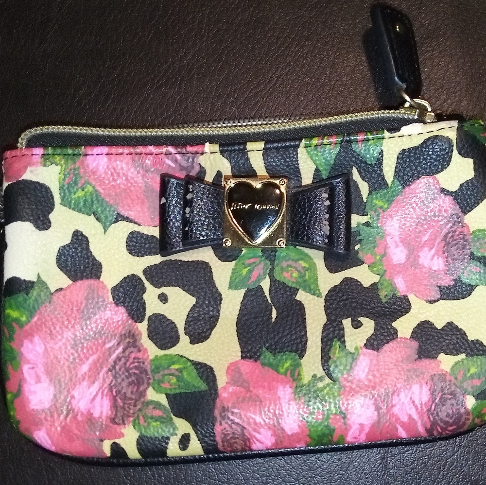 Elegant Floral Wristlet with Gold Accents